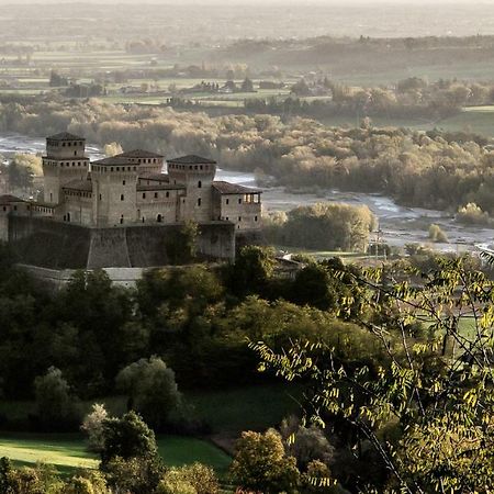罗坎达德尔博尔戈酒店 Torrechiara 外观 照片