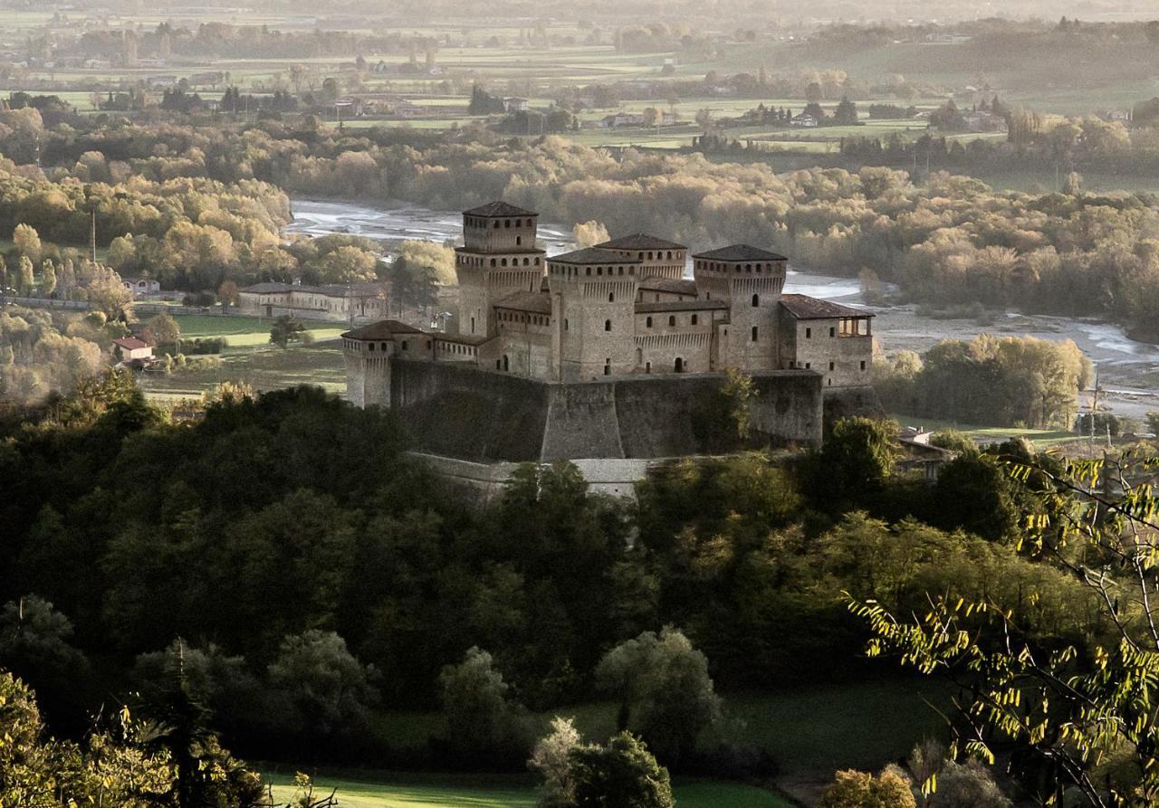 罗坎达德尔博尔戈酒店 Torrechiara 外观 照片