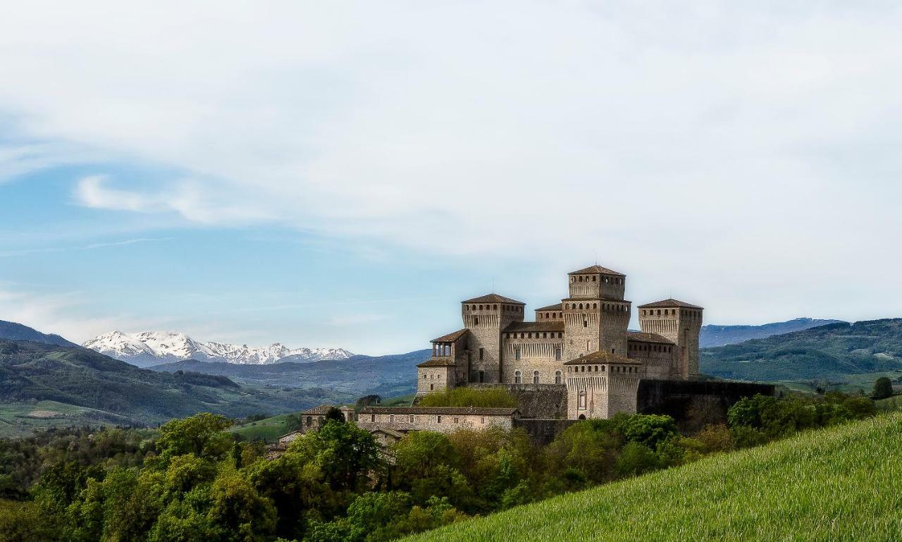 罗坎达德尔博尔戈酒店 Torrechiara 外观 照片