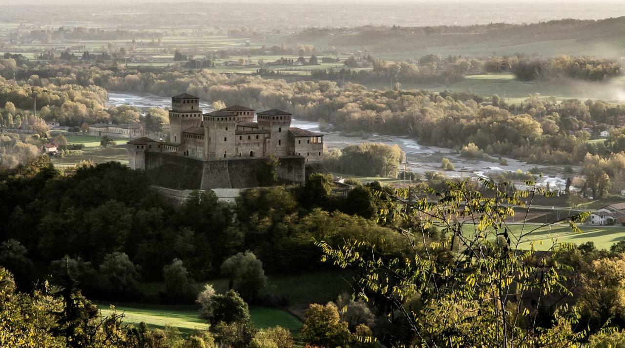罗坎达德尔博尔戈酒店 Torrechiara 外观 照片